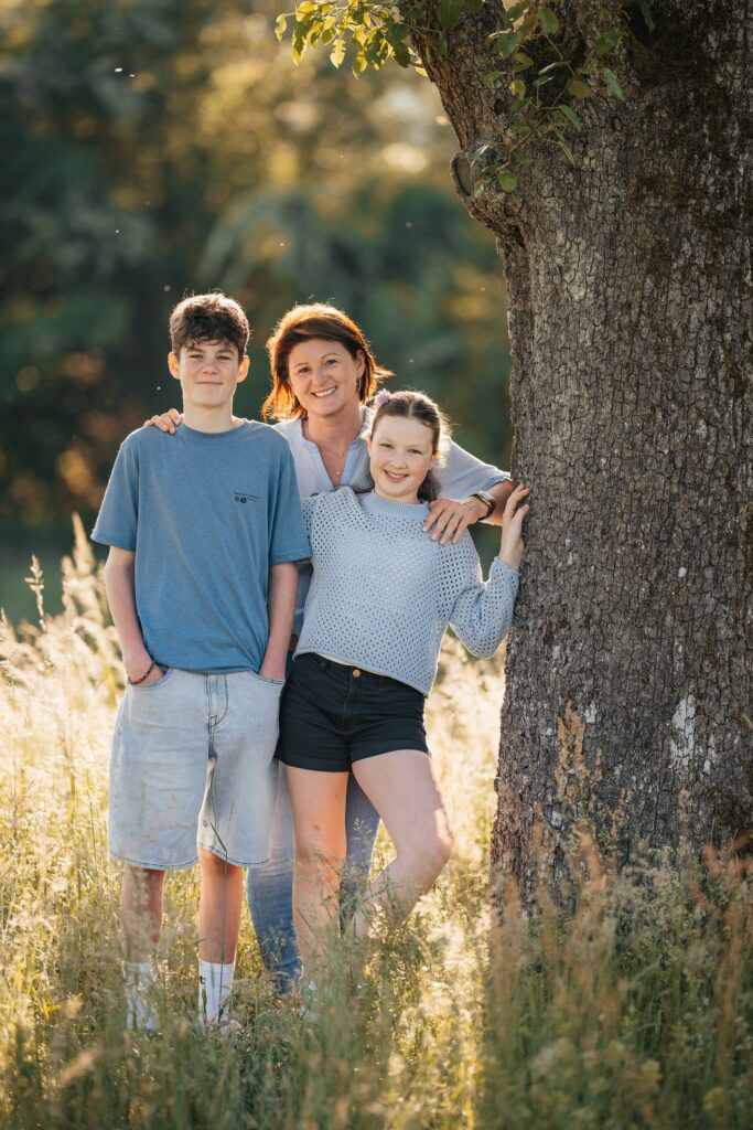 Familienportrait im warmen Abendlicht