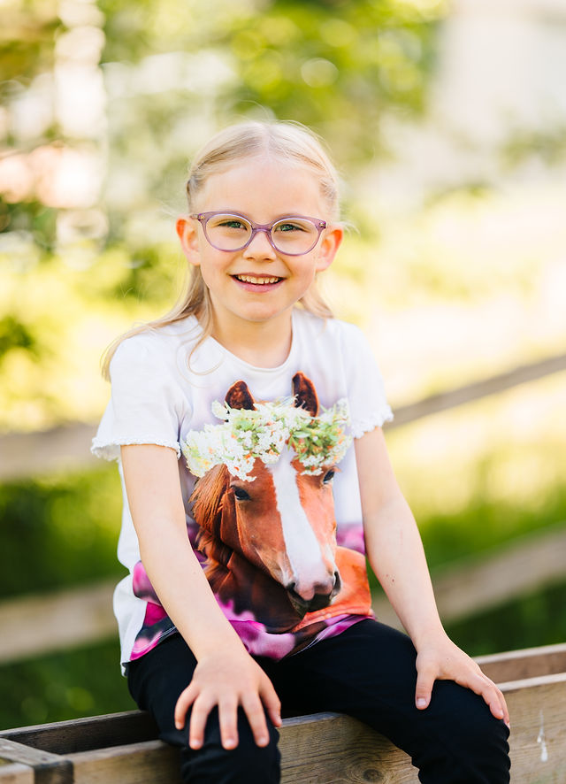 Lachendes Kind bei einem Portraitshooting in Vorarlberg