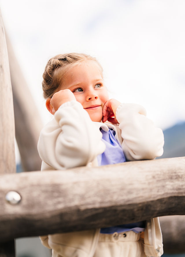 Fröhliches Kindergartenkind bei einem Outdoor-Shooting