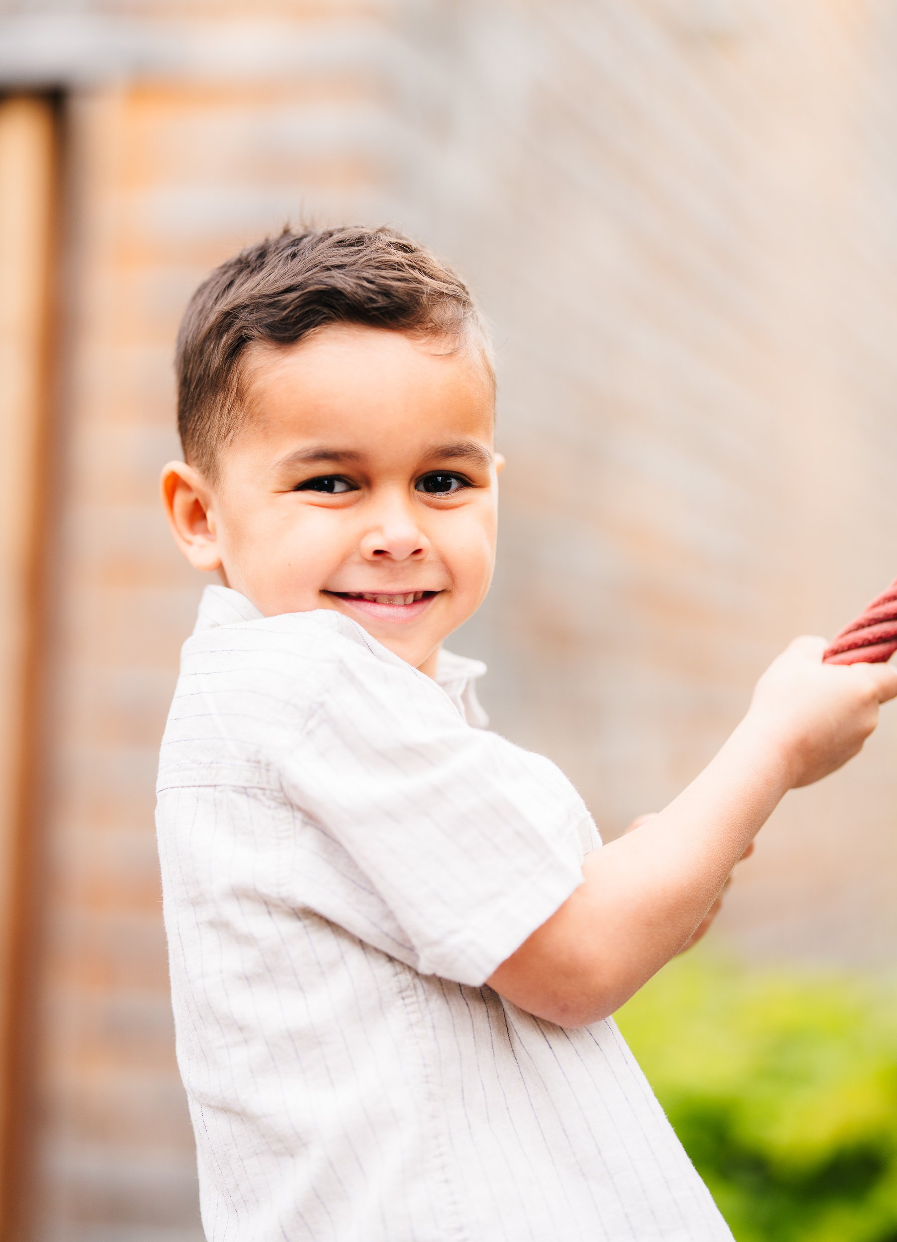 Fröhliches Kinderportrait im Freien