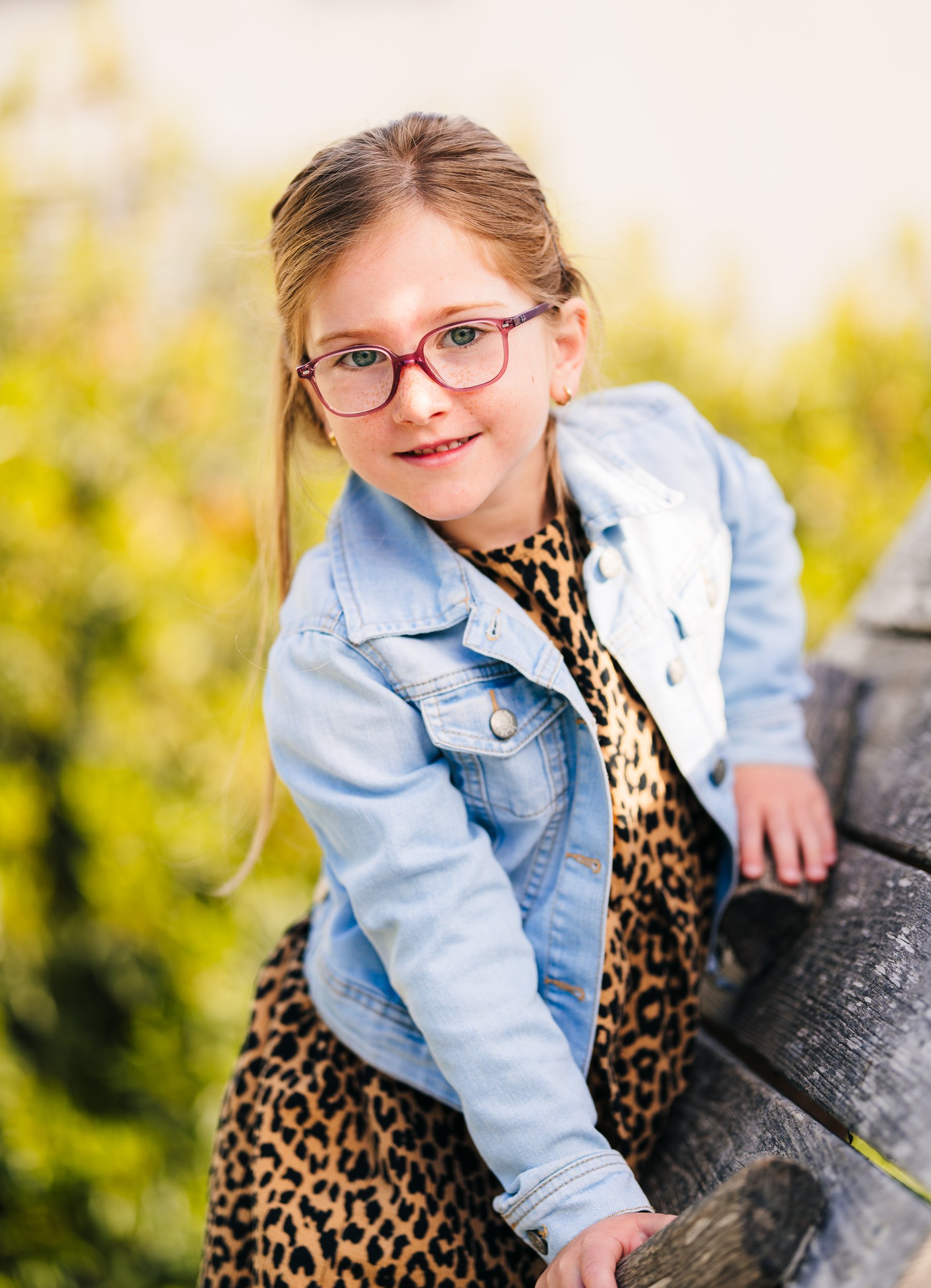 Natürliches Kinderportrait mit Brille