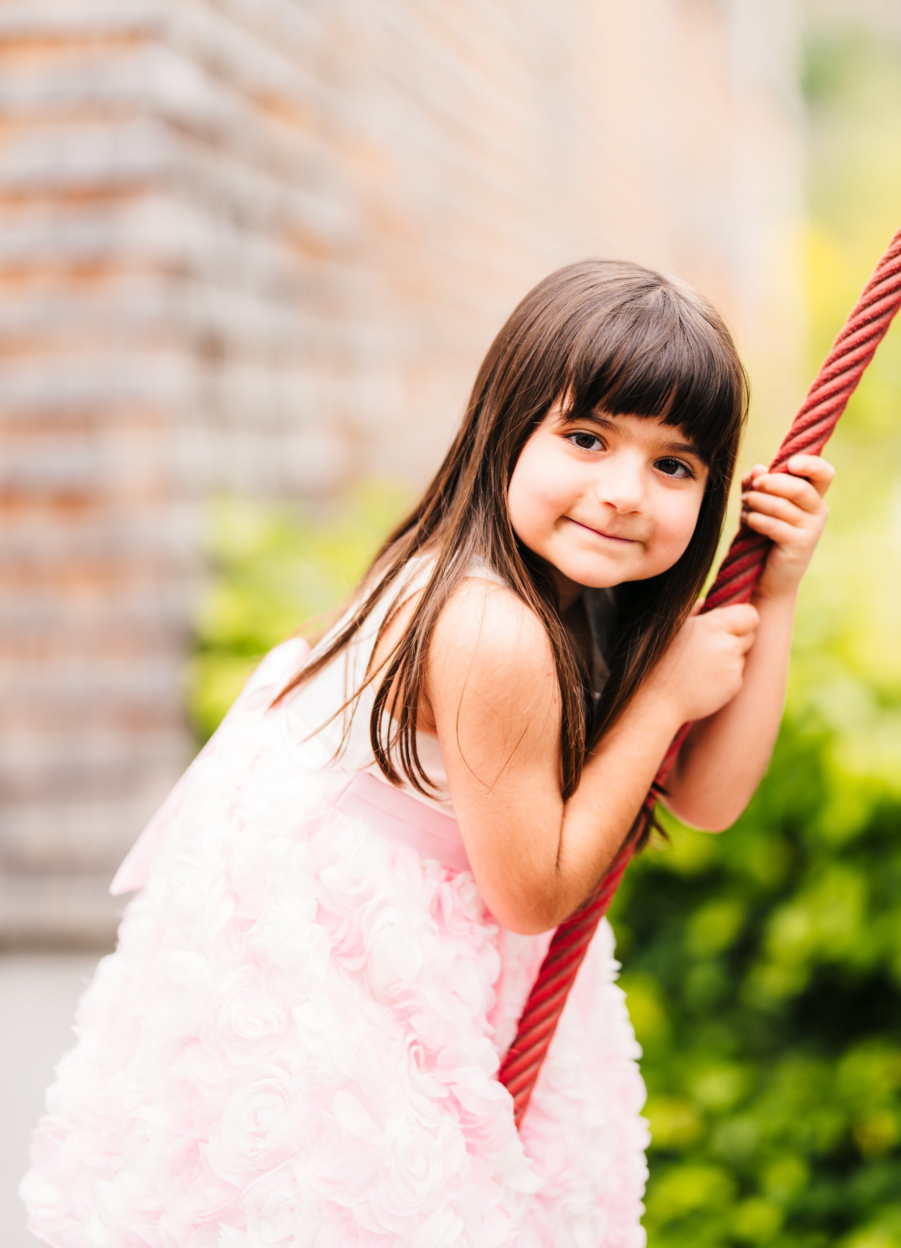 Natürliches Kinderportrait auf einer Schaukel