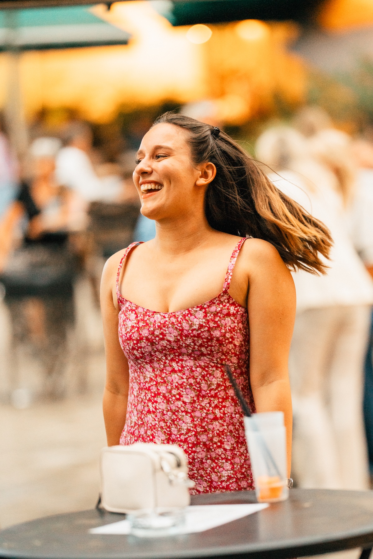 Lachende Besucherin bei einem Stadtfest in Dornbirn