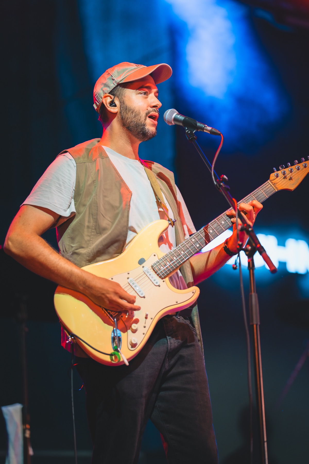 Live-Musiker mit E-Gitarre im Bühnenlicht