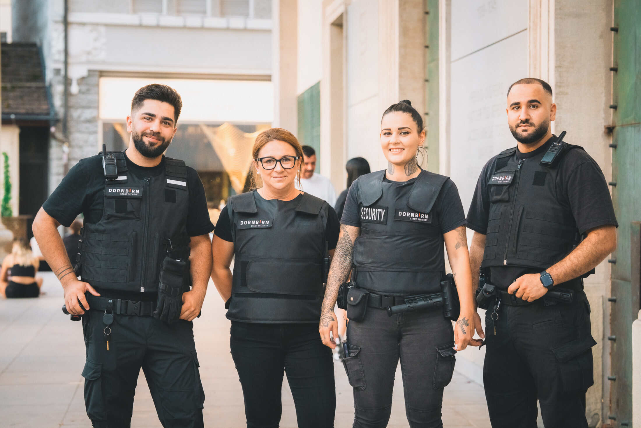 Vier Mitglieder eines Security-Teams bei Sommer in the City in Dornbirn.